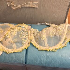 Chantelle Elegant yellow Lace Bra - 34D new with tags!